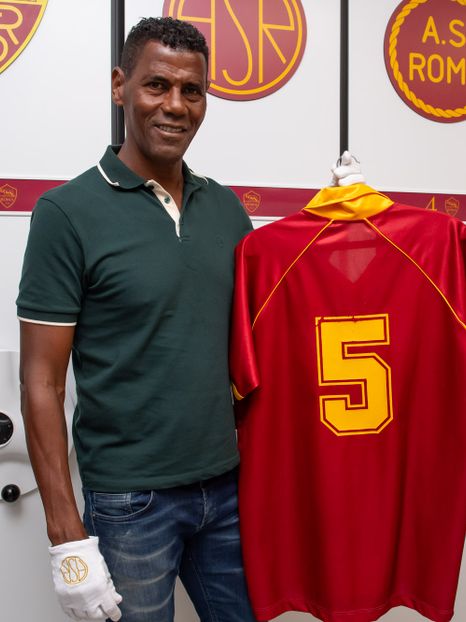 Gallery: Legend Aldair visits Trigoria!